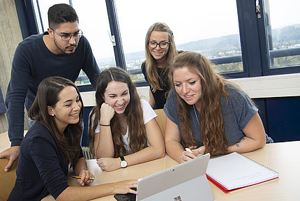 Studierende arbeiten gemeinsam an einem Projekt