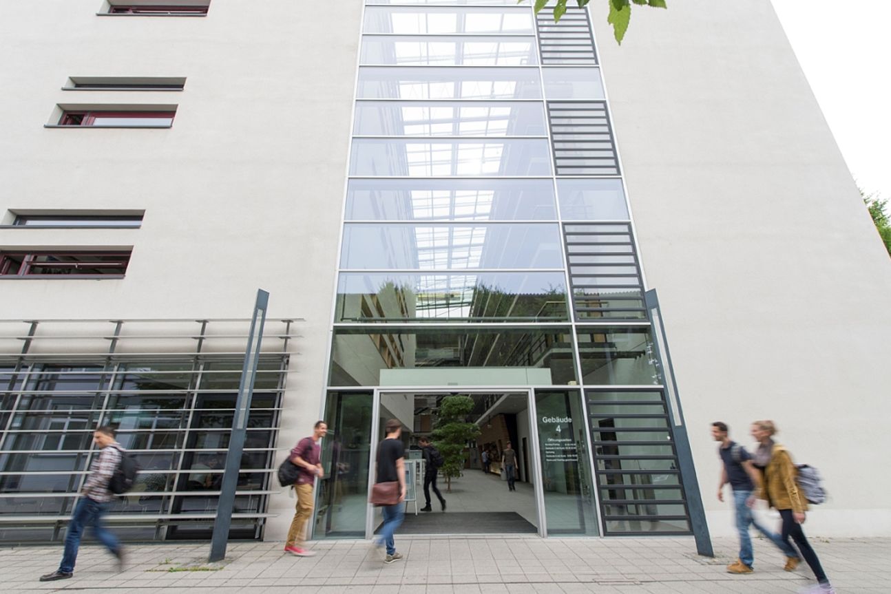 Blick auf Gebäude 4 am Campus Göppingen