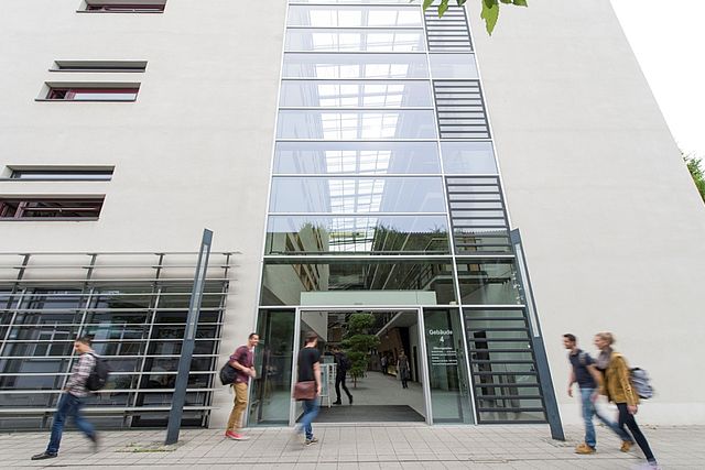 Blick auf Gebäude 4 am Campus Göppingen