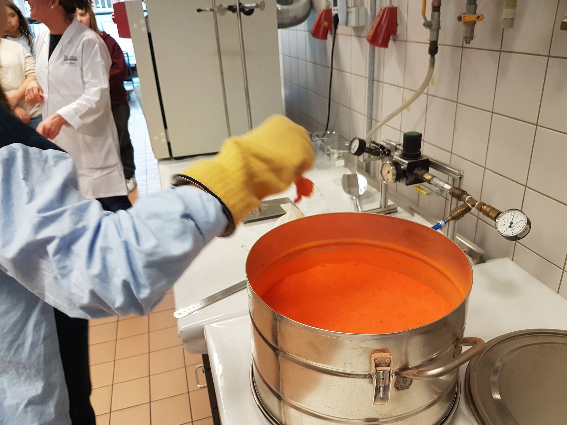 Blick in einen Farbtopf der Chemie