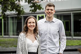 Zwei Absolvierende der Hochschule Esslingen