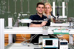 Mann und Frau in einem Labor der Fakultät Maschinen und Systeme