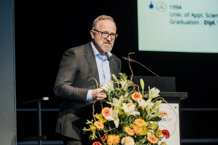 Mann am Rednerpult