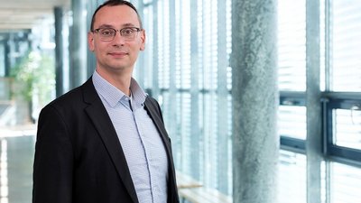 Mann mit Brille und Anzugjacke