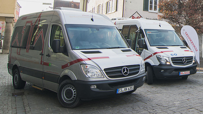 Hybrider ELENA-Bus (links) und Minibus Sprinter City 35 (rechts)