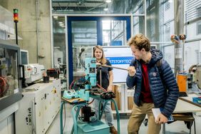Schüler beim Rundgang im Labor - Studieninfotag der Hochschule Esslingen