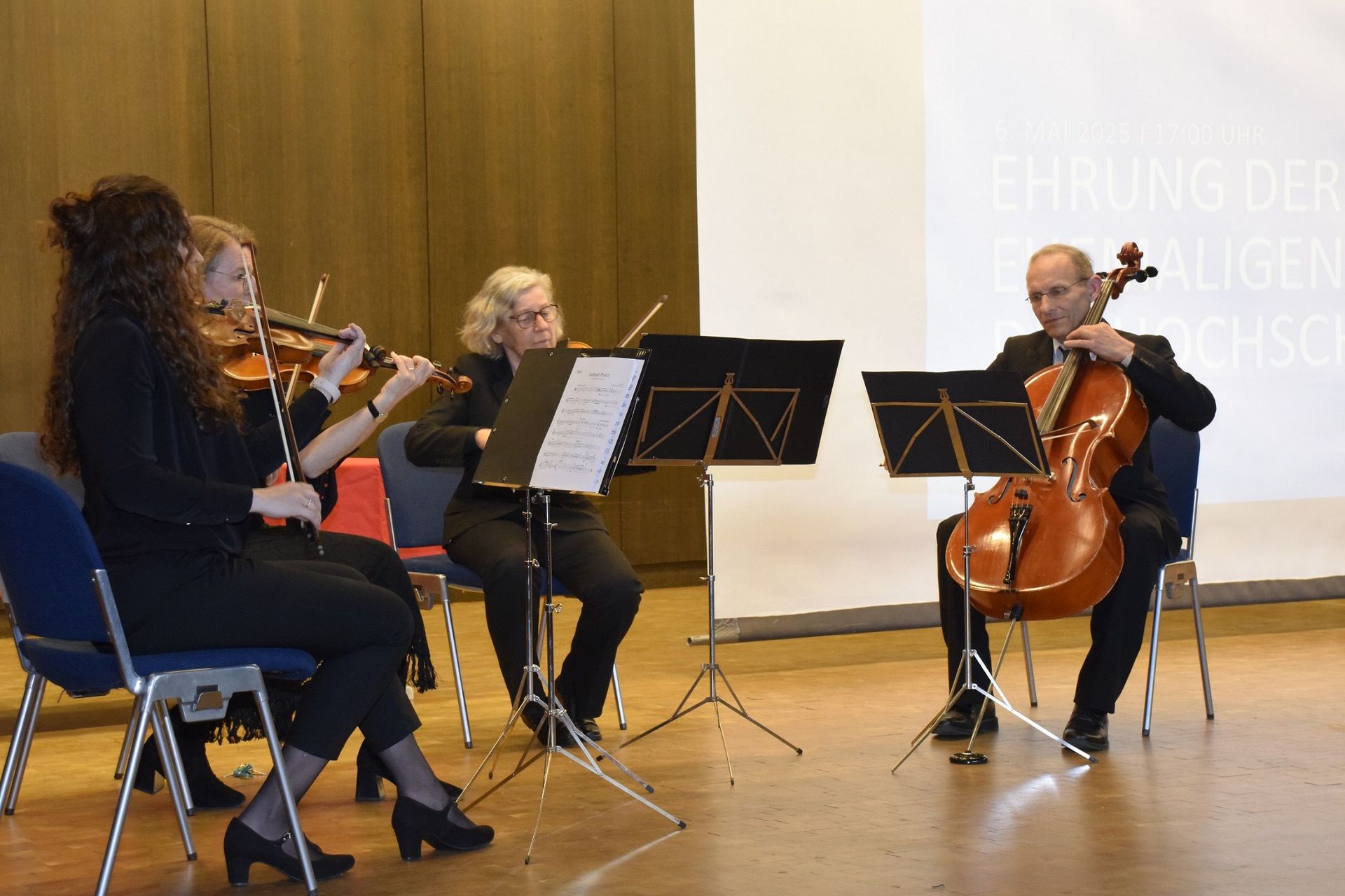 Vier Musikerinnen und Musiker spielen