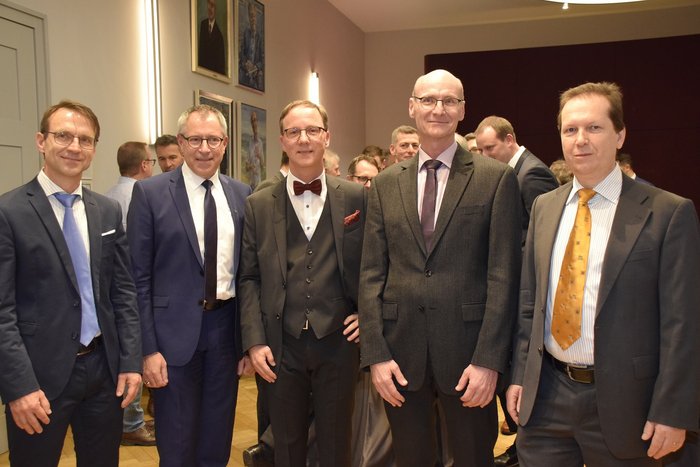 Gruppenfoto mit fünf Männern