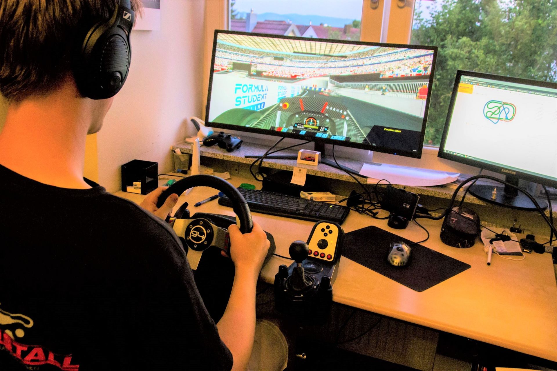 Mann am Fahrsimulator