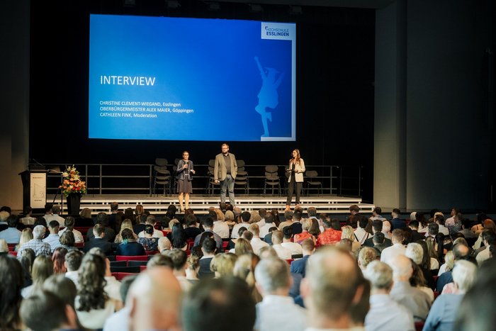 Blick auf die Bühne mit Redner - vorne das Publikum bei der Graduiertenfeier