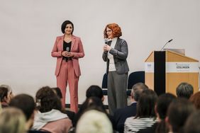 Zwei Rednerinnen auf der Bühne der Aula