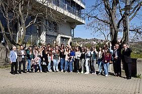 Gruppenfoto mit jungen Frauen und Männern vor der Hochschule