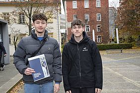 Zwei junge Männer beim Studieninfotag der Hochschule Esslingen