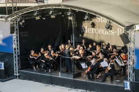 Ein Orchester spielt