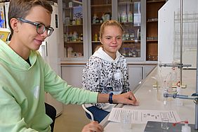 Zwei Jugendliche im Labor Biotechnologie der Hochschule Esslingen
