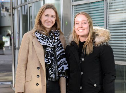 Zwei junge Frauen auf dem Campus.