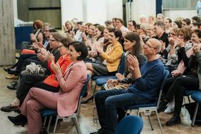 Zuschauerinnen und Zuschauer beim Pflegejubiläum
