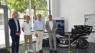 Porsche-Personalvorstand Andreas Haffner mit Professoren der Hochschule Esslingen 