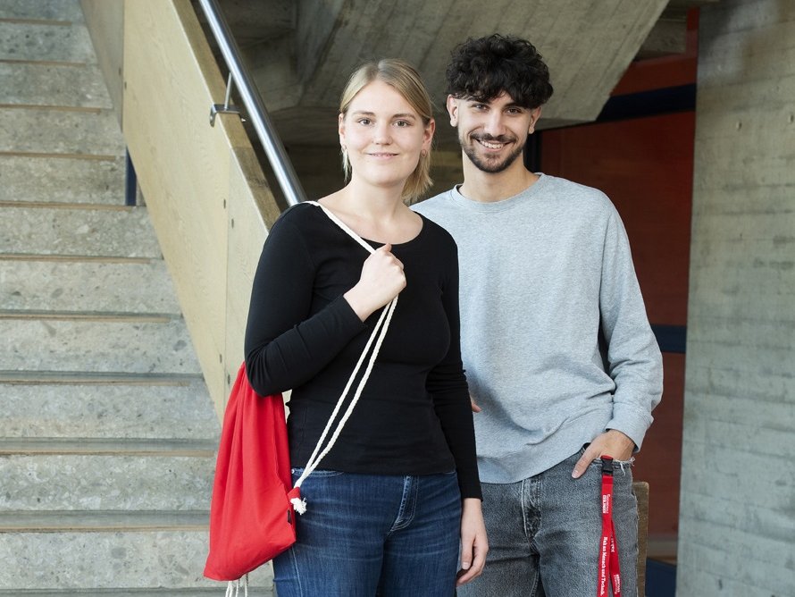Studentin und Student in einem Gebäude der Hochschule Esslingen