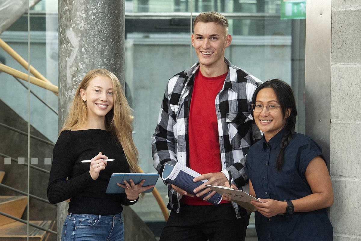 Zwei Studentinnen und ein Student der Hochschule Esslingen