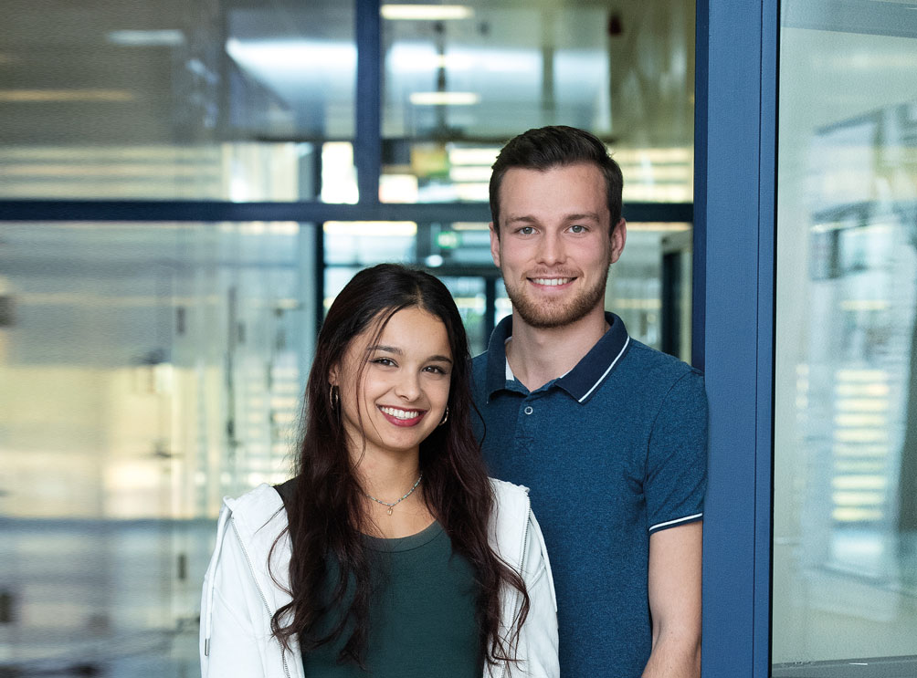 Eine Frau und ein Mann stehen in einem Gebäude der Hochschule Esslingen.
