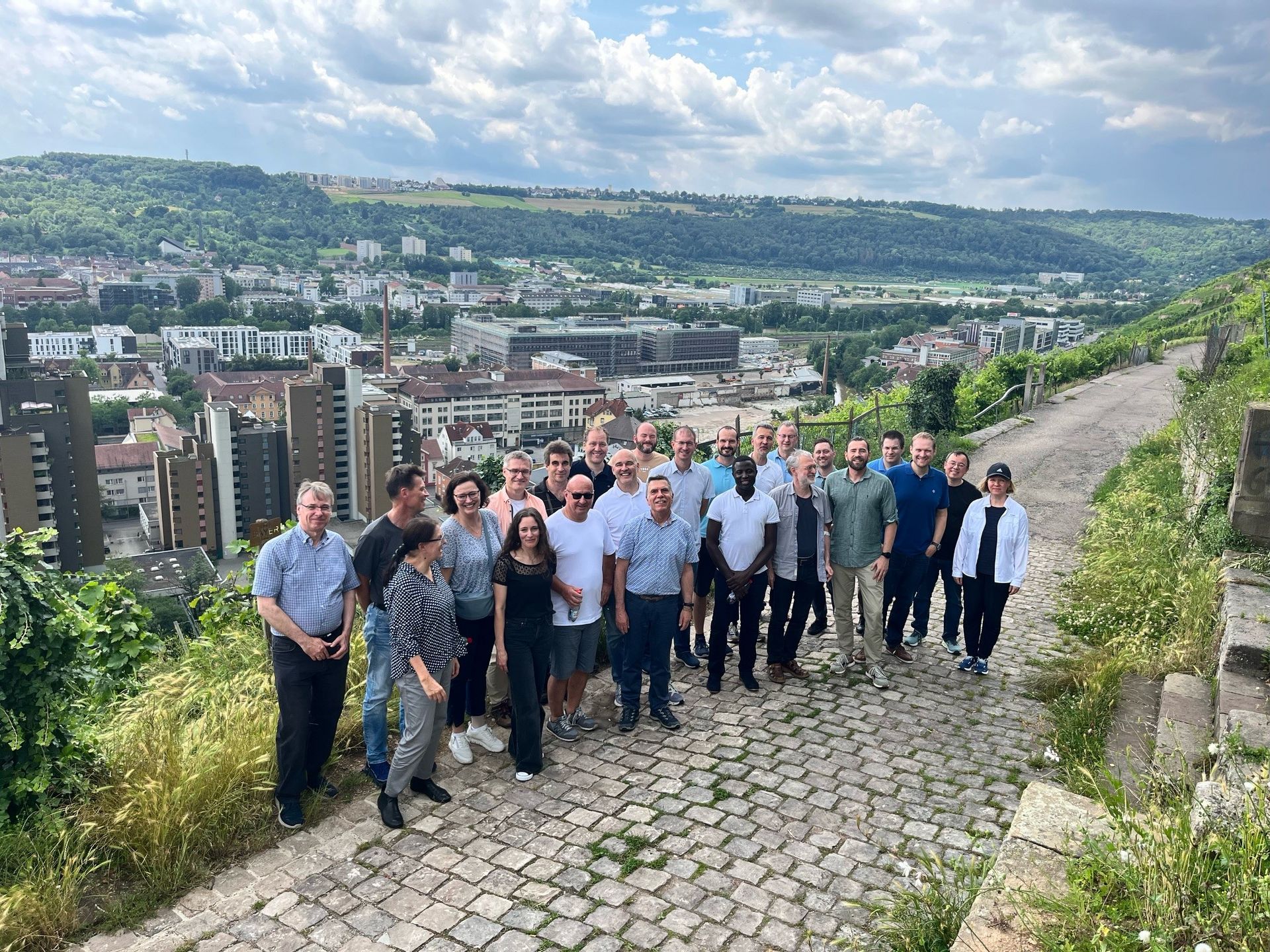 Eine Menschengruppe vor einem Panorama