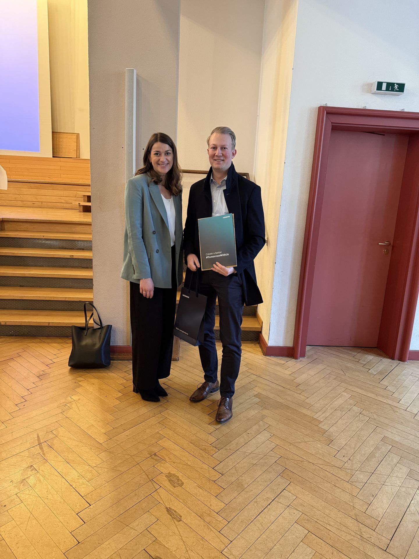 Anja Walker (Siemens) und Preisträger Fabian Sanzi (Wirtschaftsinformatik)