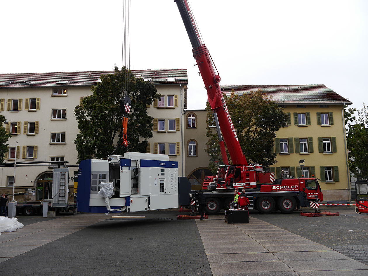 Grob G550T Bearbeitungszentrum wird mit einem Autokran vom Teflader gehoben. 