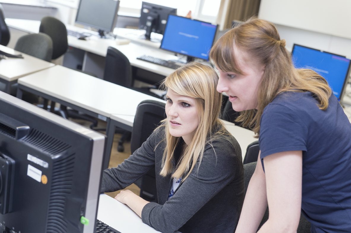 Zwei Stundentinnen aus der Fachschaft am Computer