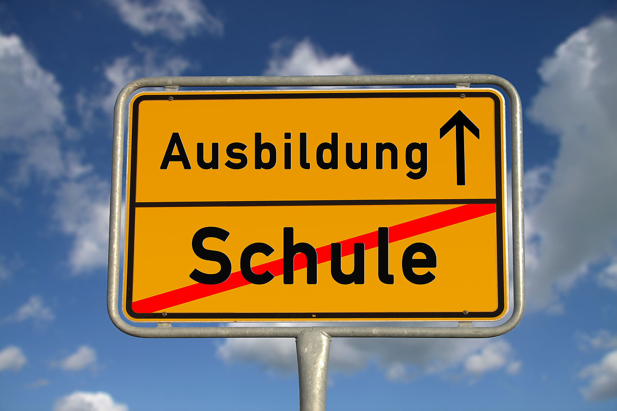 Deutsches Verkehrschild zeigt, dass die Schule endet und der Weg zur Ausbildung beginnt