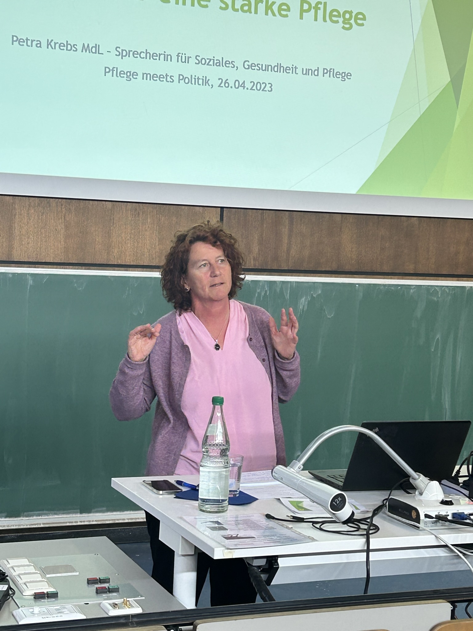 Frau Krebs hält Vortrag "Pflegepoltik im Ländle"