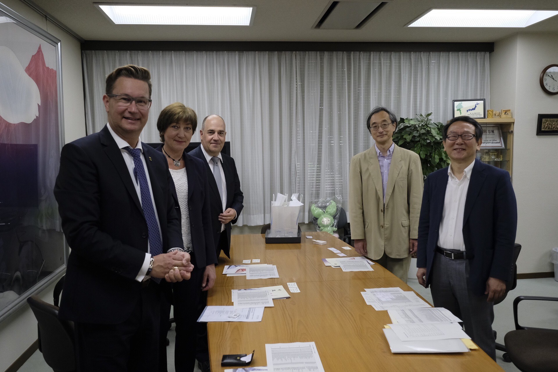 ProfessorInnen gemeinsam an einem Tisch (Asien)