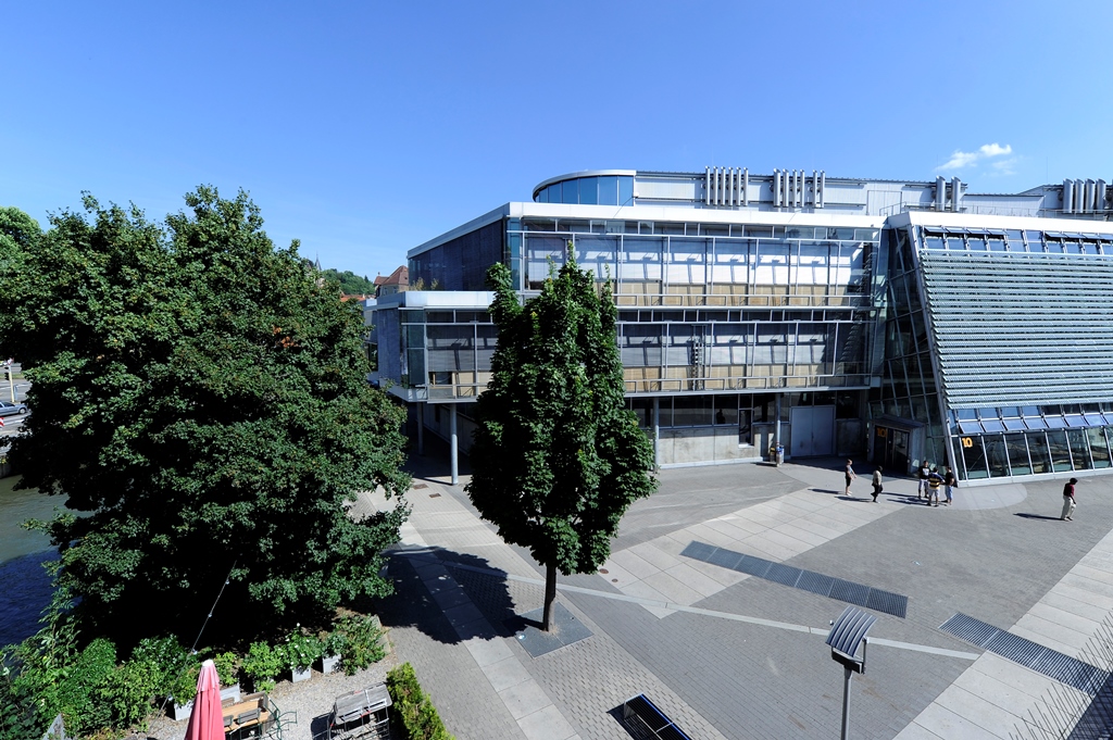 Blick auf den Campus mit Gebäude 9 und 10