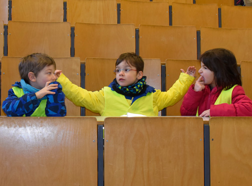 Kinder im Hörsaal