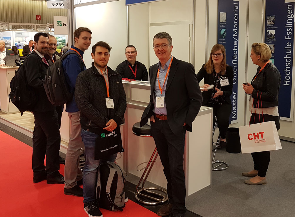 Ausstellungsbesucher am Stand der Hochschule Esslingen