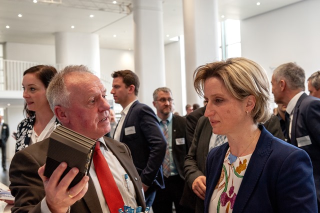 mann und Frau reden miteinander