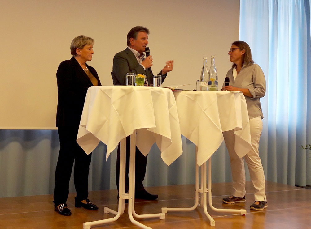 Kultusministerin Dr. Susanne Eisenmann und Sozialminister Manne Lucha gemeinsam mit Professorin Prof. Dr. Elsbernd diskutierend auf der Bühe  