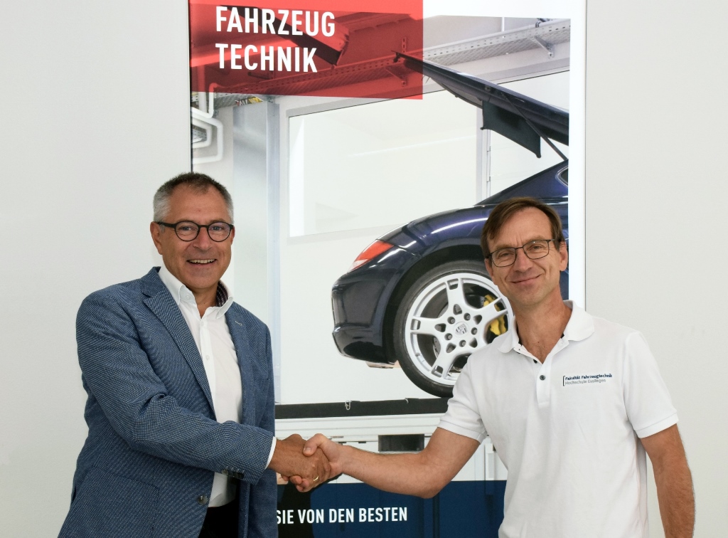 Zwei Männer schütteln sich die Hand