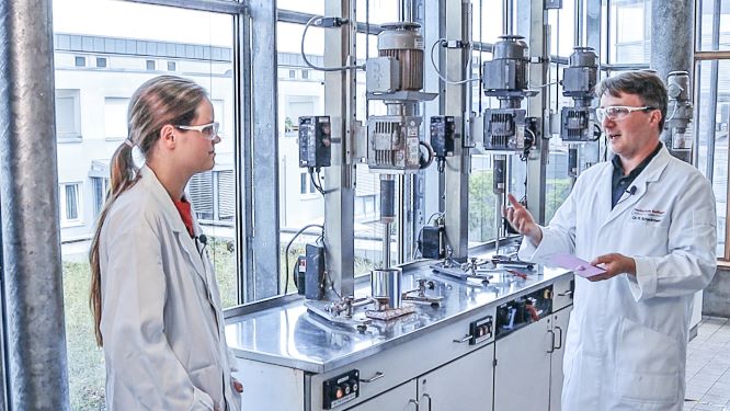 Frau und Mann in einem Chemielabor