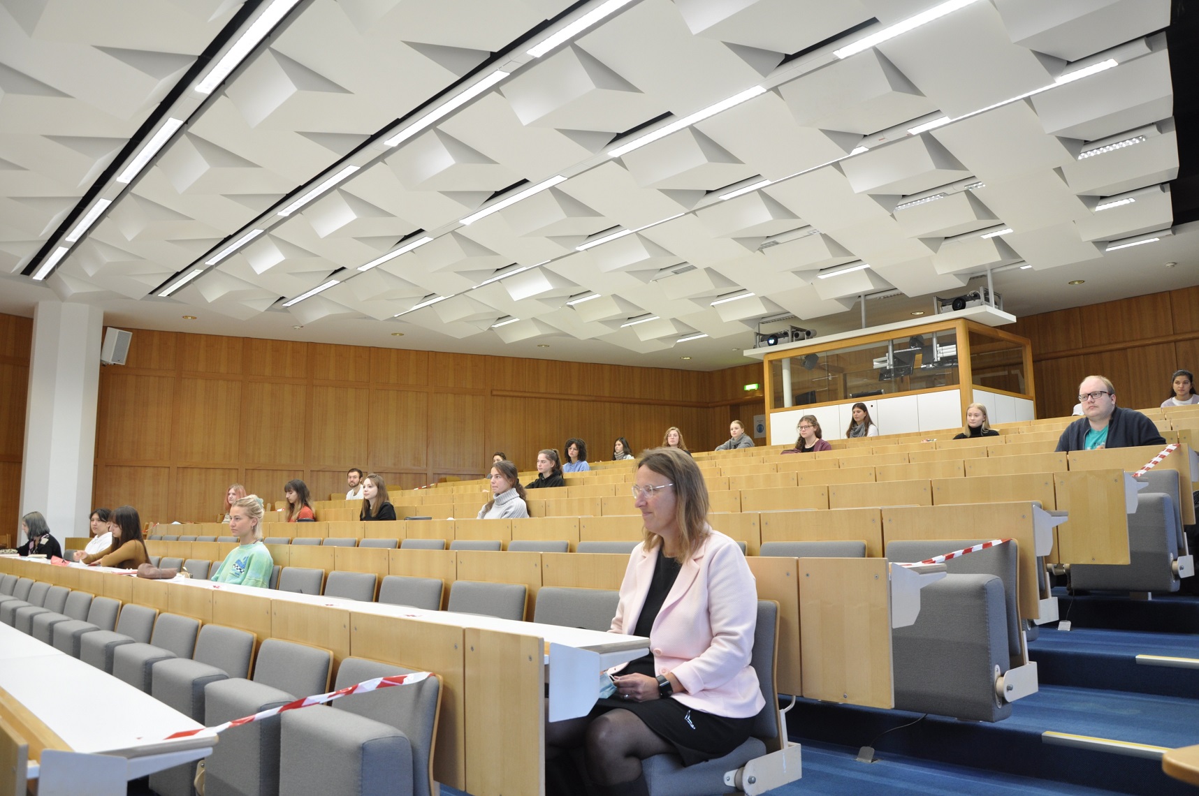 Hörsaal, in dem vereinzelt Personen sitzen