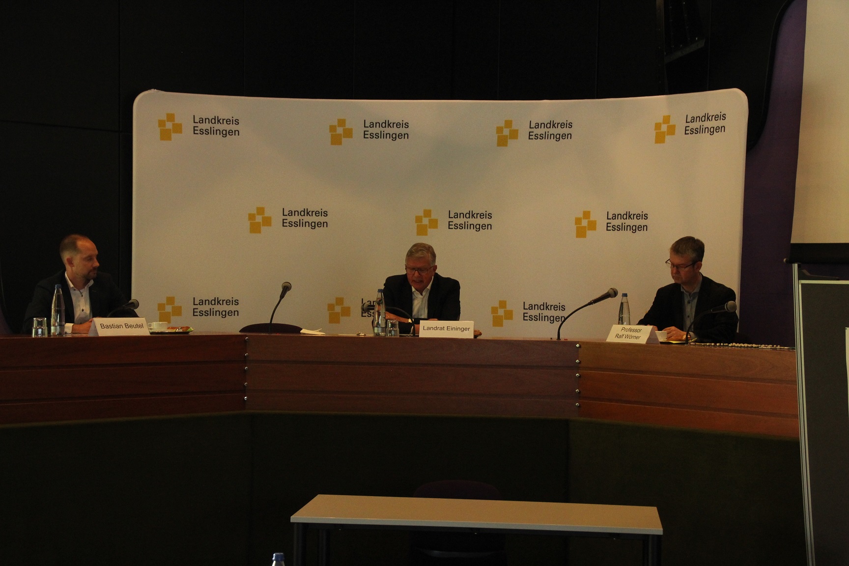 Pressekonferenz mit drei Männern