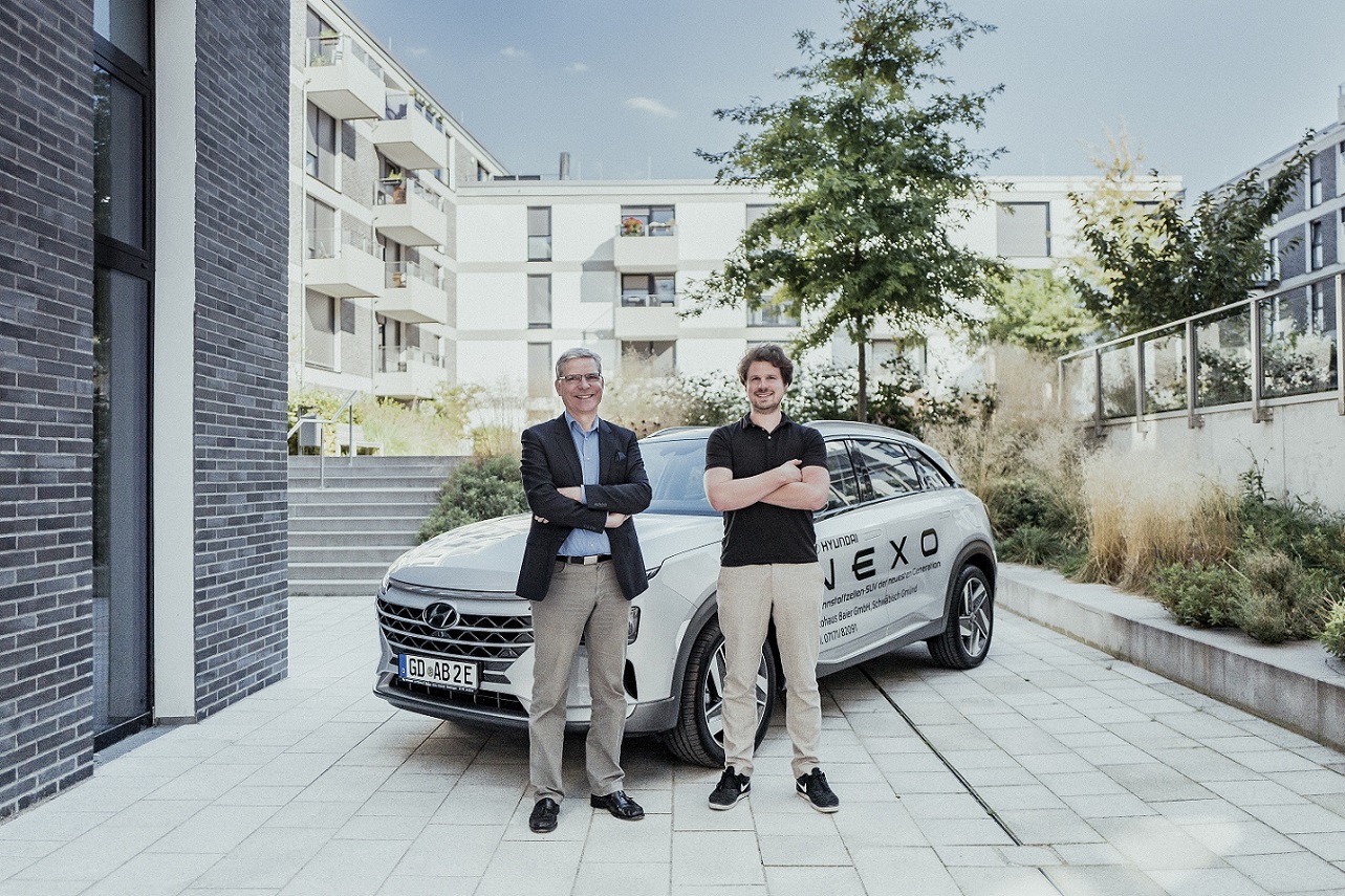 Zwei Männer vor einem Auto