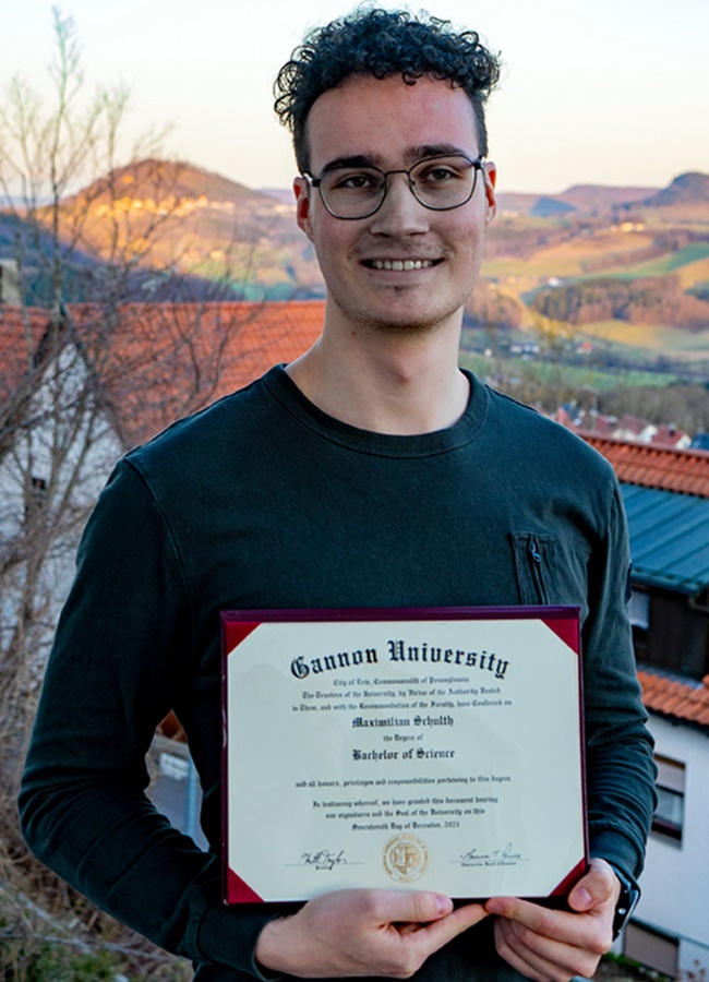 Junger Mann mit Zeugnis in der Hand