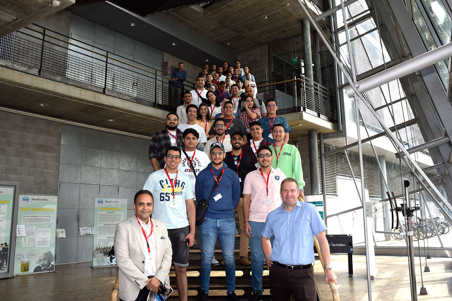 Die Studierenden der International Summer School stehen zusammen mit den begleitenden Professoren auf einer Treppe.