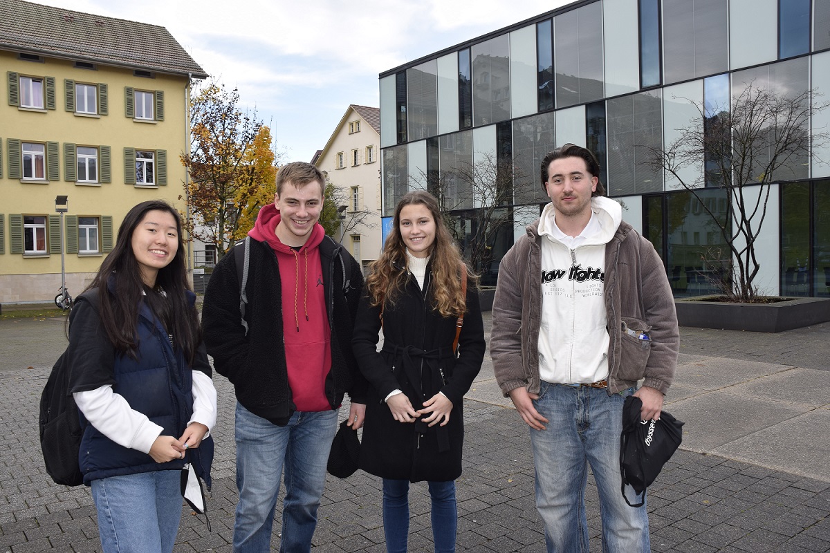 Gruppe Studieninteressierter beim Studieninfotag der Hochschule Esslingen