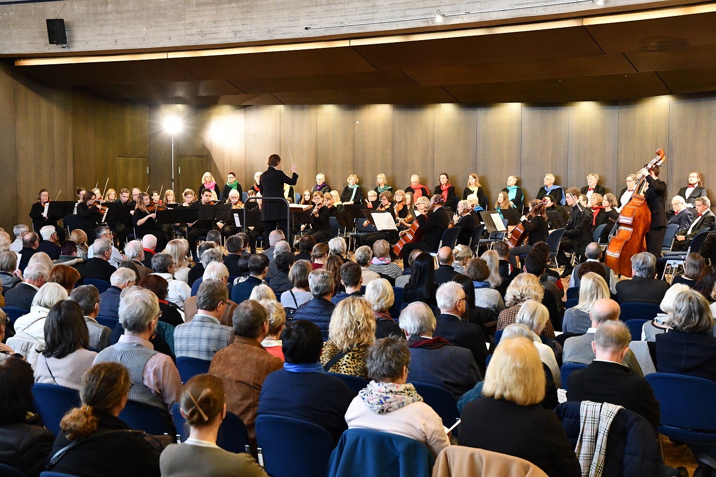 Blick in die Aula mit Publikum und Orchester der Hochschule Esslingen