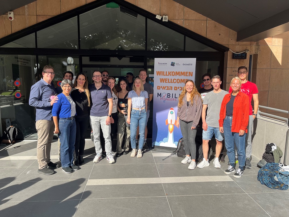 Gruppe von Männern und Frauen vor der Partneruni in Israel