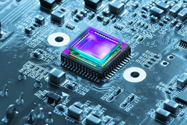 Auf einem Chip ist ein optischer Sensor verbaut.