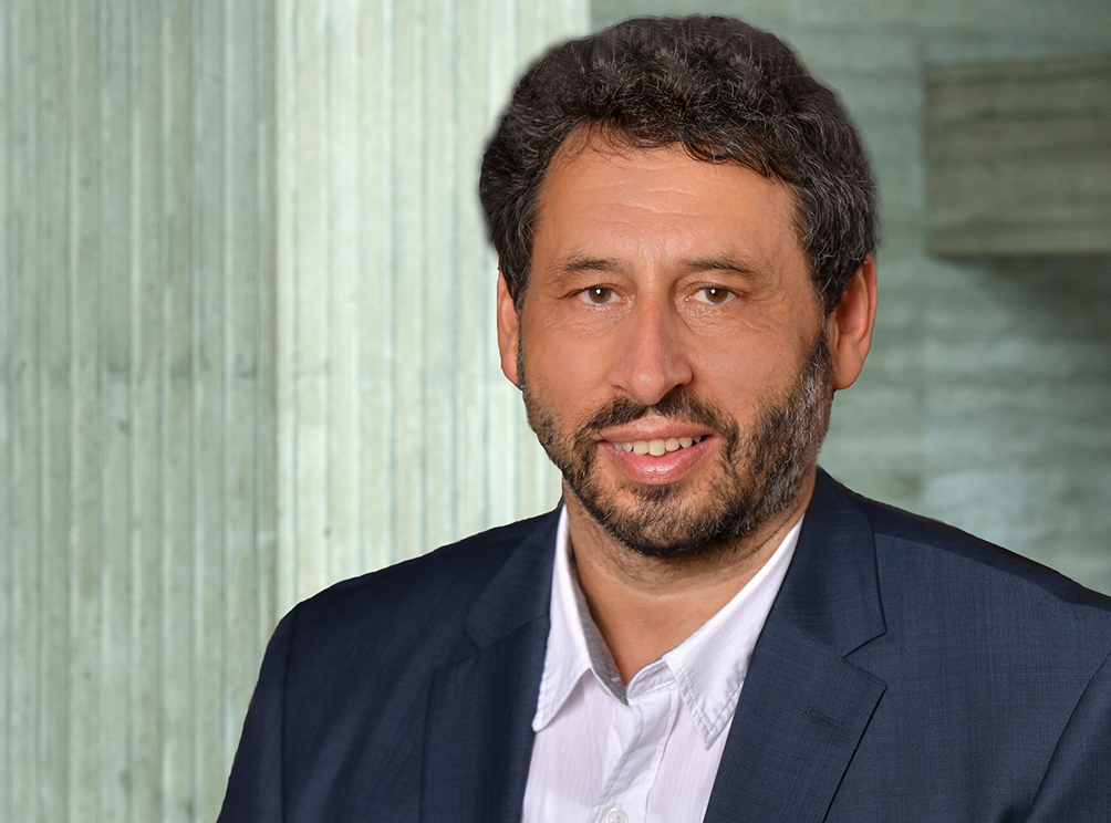 Neu berufener Professor der Hochschule Esslingen blickt freundlich in die Kamera.
