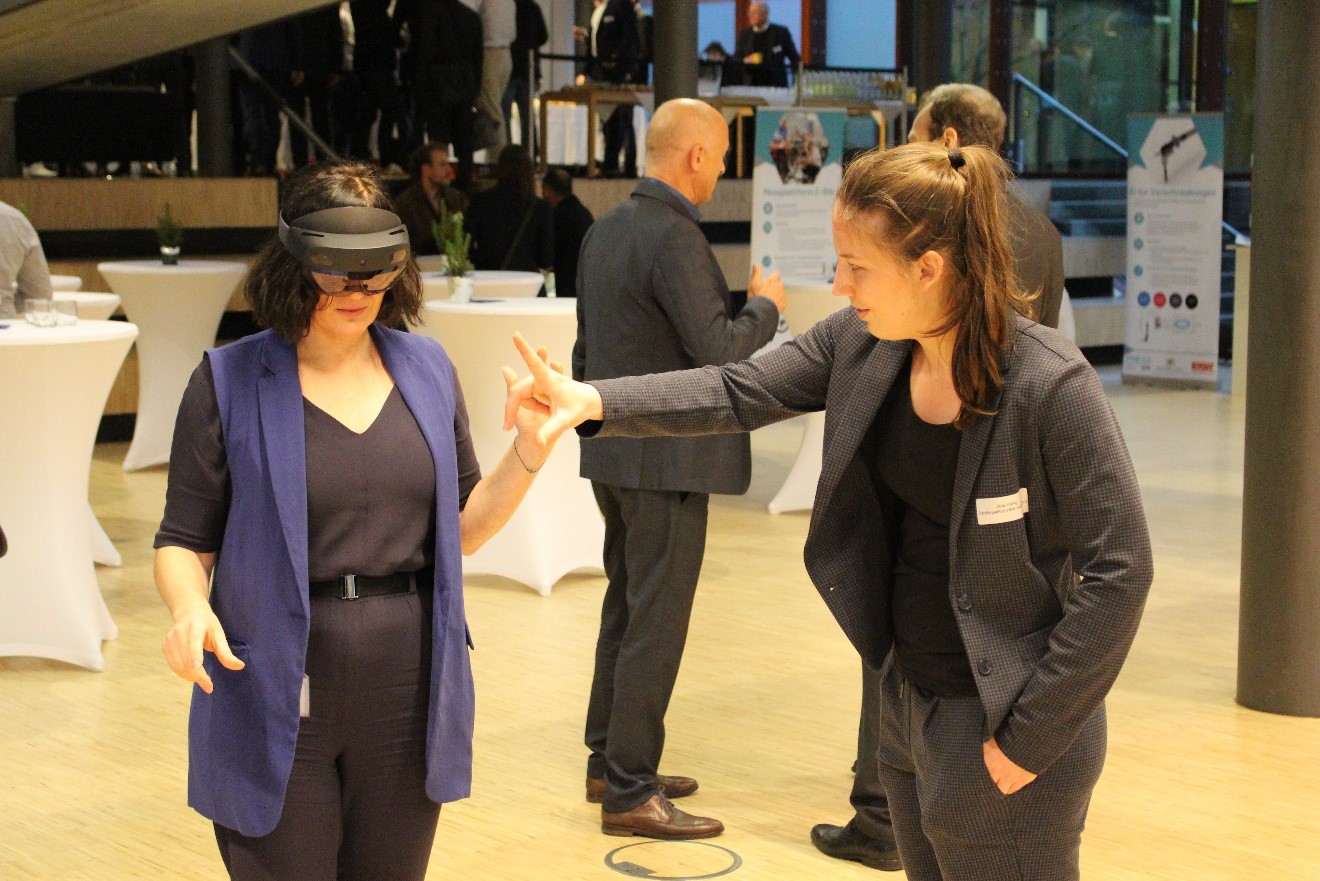 Zwei Frauen - eine davon mit Virtual Reality Brille